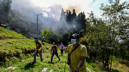 Жители на Немокон, град край Богота, помагат за потушаването на пожар, 24 януари 2024 г.