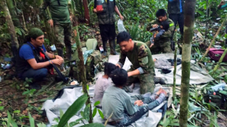 Снимка, предоставена от Военните сили на Колумбия, показва войници и представители на коренното население, които се грижат за децата, спасени след 40 дни в джунглата, в Гуавиаре, Колумбия, 09 юни 2023 г. 