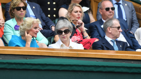 Британският премиер Тереза Мей  гледа от кралската ложа женския финал на тенис-турнира в Уимбълдън.