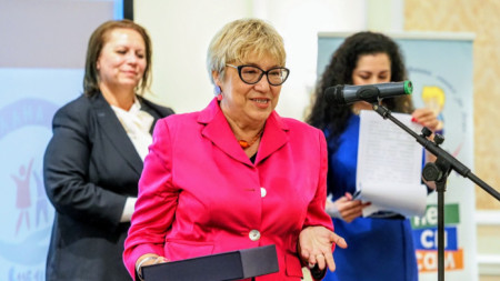 Росанка Венелинова (на преден план)