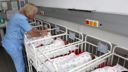 В Бургас първото бебе за 2022 година е проплакало в