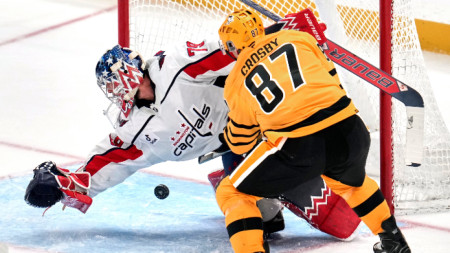 Сидни Кросби вкарва втория си гол за Питсбърг за 2:0 срещу Вашингтон.