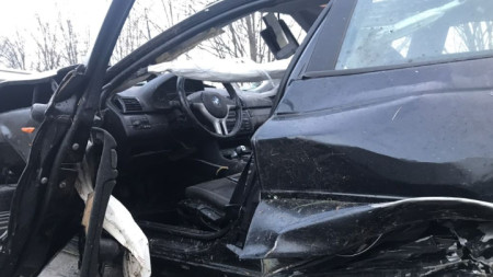 Смачканият автомобил, в който трима младежи загинаха на място, а двама са в тежко състояние след катастрофа на черен път между селата Ветрен и Нова махала, общ. Николаево.