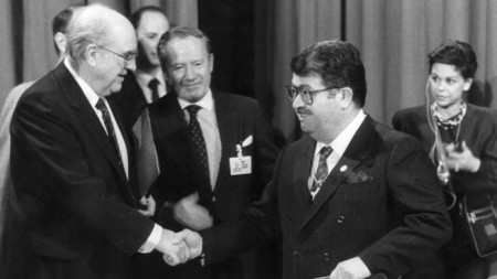 Снимка от 1986 г. показва среща на турския премиер Тургут Йозал (вдясно) и гръцкия премиер Андреас Папандреу (вляво) по време на Световния икономически форум в Давос, Швейцария.