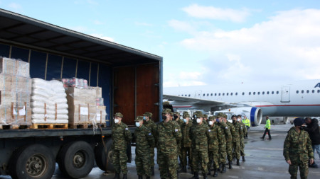 Гърция изпраща хуманитарна помощ за Украйна, която ще бъде доставена през Полша