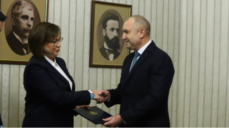 Kornelia Ninova (L) receives mandate from President Rumen Radev