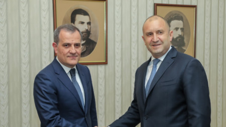 Министърът на външните работи на Азербаюджан Джейхун Байрамов (вляво) и президентът на България Румен Радев