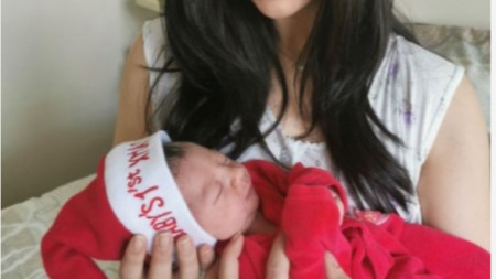 Новородената Лора в прегръдката на 26-годишната си майка