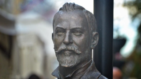 Паметникът на Алеко Константинов на бул.Витоша