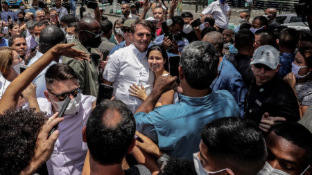 Бразилският президент се снима с привърженици на втория тур от местни избори в Рио де Жанейро, 29 ноември 2020 г.