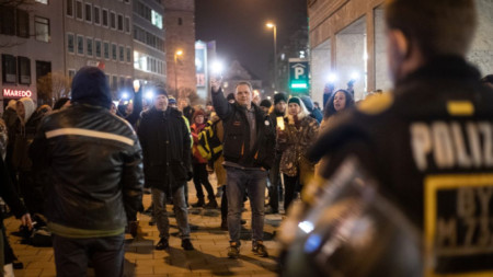 Хиляди излязоха по улиците на Германия снощи на протести срещу