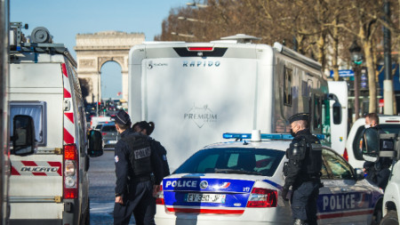 Френската полиция спира превозни средства, за да попречи на „Конвоя на свободата“ да протестира на Шанз Елизе, Париж, 12 февруари 2022 г. 