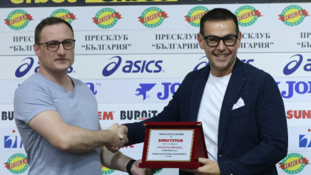 Джанлоренцо Бленджини получава наградата.
