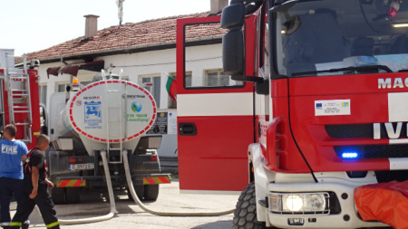 Специализирани пожарни коли автомобили от България вече участват в гасенето