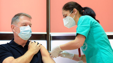 Президентът на Румъния Клаус Йоханис получава ваксина на „Пфайзер“ в централната военна болница в Букурещ