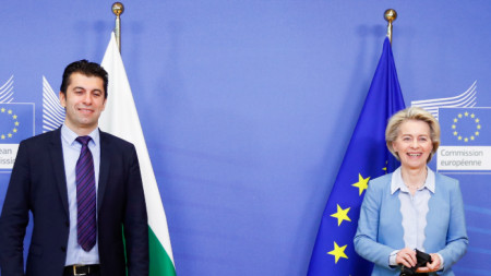 Урсула фон дер Лайен и Кирил Петков се усмихват по време на среща в Брюксел, 17 декември 2021 г.