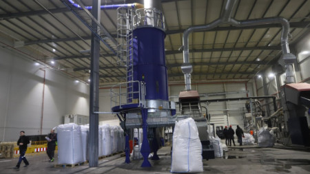 Новопостроения завод за преработка на найлонови торби в района на Елин Пелин в момента е в тестов период.
