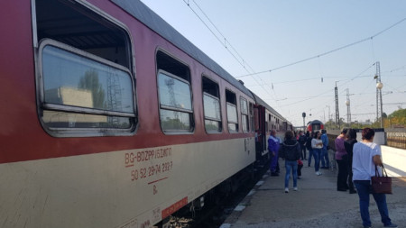 Блокираният влак недалеч от гарата в Левски