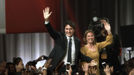 Джъстин Трюдо и съпругата му приветстват привърженици в Монреал след излизане на първите прогнозни резултати от изборите в Канада.