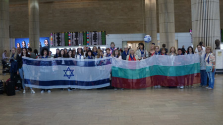 Участници в международния фестивал „Българска душа на Святата земя“ на аерогарата в Тел Авив