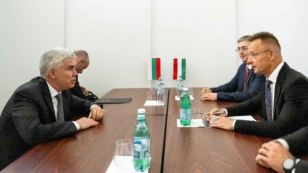Peter Szijjarto (R) during a meeting with Bulgaria's caretaker Energy Minister Vladimir Malinov in Bucharest
