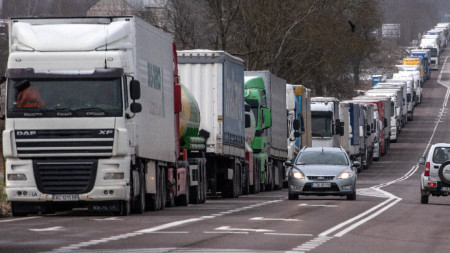 Камиони стоят на опашка на полско-украинската граница в Хребене, югоизточна Полша, 23 декември 2023 г.