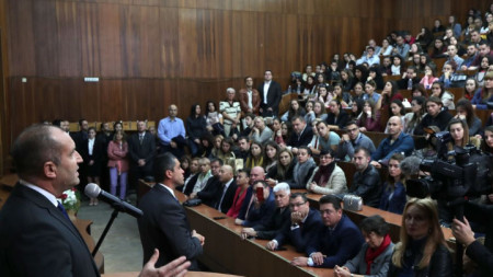 Президентът Румен Радев говори пред студенти в Пловдивския университет „Паисий Хилендарски“. 