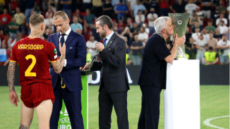 Жозе Моуриньо целува петата си европейска купа.