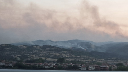 Пожарът се вижда над село Микрево.