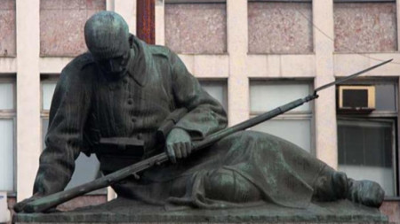 Паметник-костница на гаровия площад във Видин, известен като Паметник на Скърбящия воин, скулптор - Андрей Николов