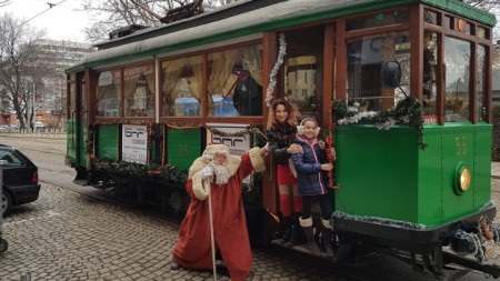 Водещата на предаването „Нашият ден“ Ива Дойчинова с Дядо Коледа до ретротрамвая, като част от кампанията на програма „Христо Ботев“ на БНР „Доброто пътува с трамвая“.