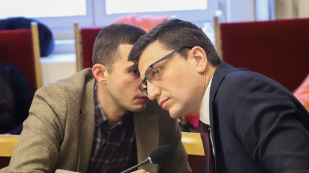 Депутатите от ПП-ДБ Искрен Арабаджиев и Венко Сабрутев на заседание на бюджетната комисия - София, 17 декември 2023