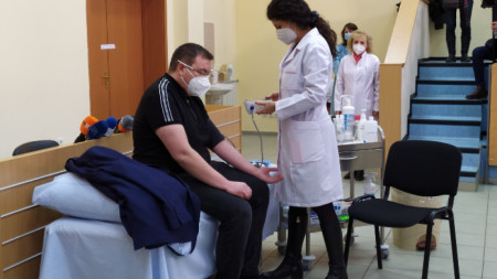 Министърът на здравеопазването проф. Костадин Ангелов бе прегледан преди да получи втора доза от ваксината в Александровска болница.