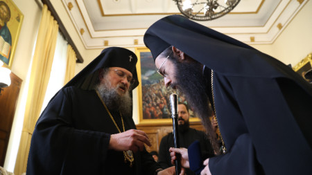 На официална церемония в приемния салон на Синодалната палата Знеполският епископ Арсений (вдясно) бе обявен за Сливенски митрополит.