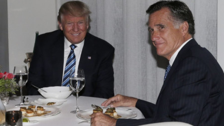 Доналд Тръмп и Мит Ромни на вечеря в ресторант в Ню Йорк на 29 ноември 2016 г., когато новоизбраният президент на САЩ подбираше кандидати за администрацията си.