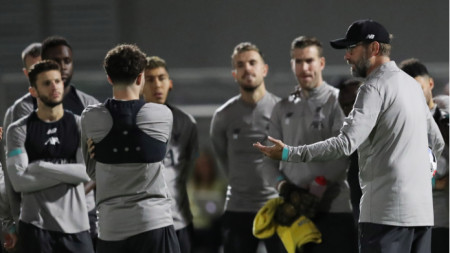 Юрген Клоп дава наставления на футболистите на Ливърпул по време на снощната тренировка на стадион 