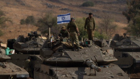 Израелски войници стоят на купола на танк, разположен близо до израелската граница с Ливан, 14 октомври 2023 г.