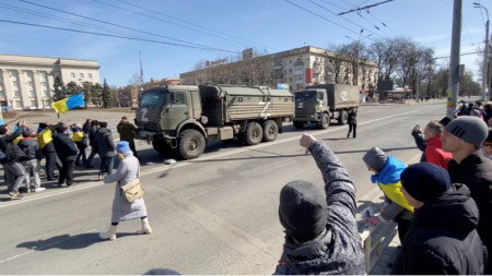 Протест на украинци срещу руски военни камини в град Херсон, 20 март 2022 г.
