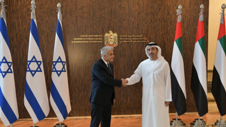 Израелският външен министър Яир Лапид се срещна с колегата си от ОАЕ шейх Абдула бин Зайед ал Наян.