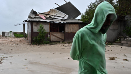 Покрив на постройка в Портмор е пострадал още преди връхлитането на 