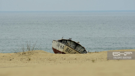 Рибарска лодка на плажа