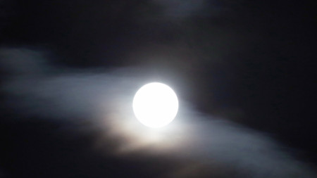 Пълната Луна над Никозия, Кипър, 7 април 2020 г.