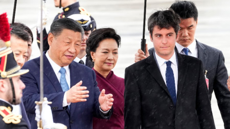 Френският премиер Габриел Атал (вдясно) приветства президента на Китай Си Цзинпин (вляво) и съпругата му Пън Лиюан (в центъра) на летище Орли, южно от Париж, Франция, 5 май 2024 г.