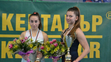 Дария Радулова (вдясно) спечели титлата след повече от 3 часа игра срещу Зиновия Ванева.