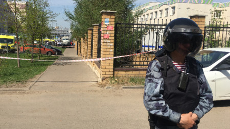 Полицай пред училището в Казан, 11 май 2021 г.