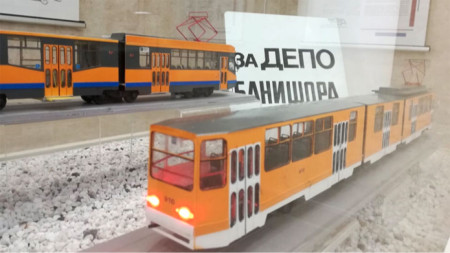 Макетите на трамваите са ръчно изработени от Дариан Георгиев