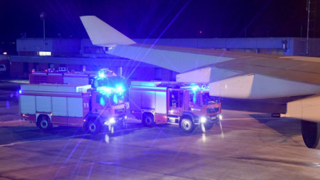 На летището в Кьолн самолетът бе посрещнат от няколко машини на спешните служби.