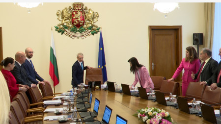 Премиерът Николай Денков (в центъра) и министри на заседанието на кабинета - 25 октомври 2023 г. 