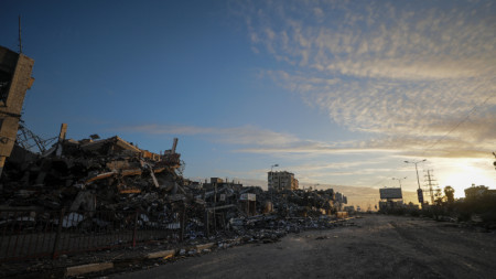 Къщи, разрушени по време на израелска военна операция в бежанския лагер Ал Бурейдж в южната част на ивицата Газа, 24 януари 2024 г.