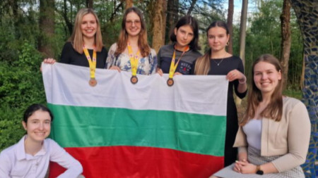Български момичета с бронзови медали от Олимпиадата по математика